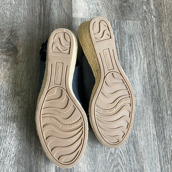 Easy Street Navy and Tan Low Wedge, size 7 - Picture 7 of 8